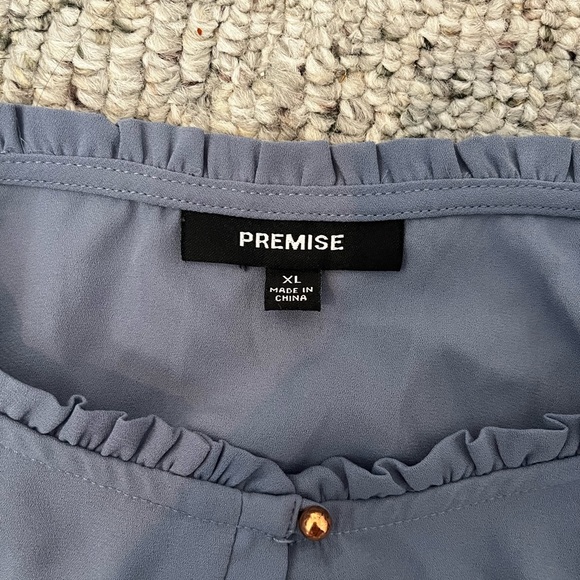 Beautiful blouse with gold detailing - Picture 4 of 5